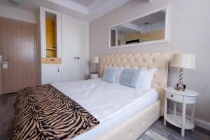 布加勒斯特Brater Luxury的一间卧室配有一张大床和斑马毯
