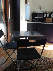 格朗维尔5 rue de la Corderie的厨房配有餐桌和两把椅子