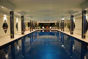 莫顿汉普斯泰德博维城堡酒店的酒店大堂的大型游泳池