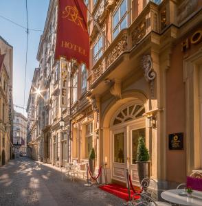 维也纳罗马大帝城堡酒店的街道上与酒店在建筑的一侧
