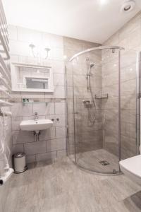 马尔堡Premium - Bed & Breakfast的带淋浴和盥洗盆的浴室