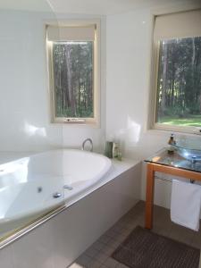 贝利Haven Hideaway的白色的浴室设有浴缸和水槽。