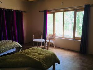 列城PONYO stays的一间卧室配有一张床、一张桌子和一个窗户。