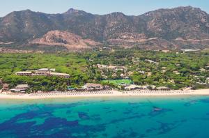 圣玛格利特迪普拉布干维尔福特村度假酒店的享有海滩空中美景和度假胜地