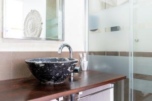 佩尼斯科拉Muva Beach酒店的浴室水槽设有黑白碗