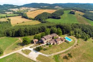 基乌斯迪诺Castellare的享有房子空中景色,在田野上设有一个游泳池