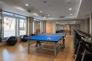 亚赫兰卡沃扎维卡酒店的一个带椅子的房间里一张乒乓球桌