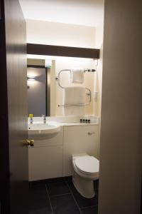贝里圣埃德蒙兹贝里圣埃德蒙兹品质酒店的浴室配有白色卫生间和盥洗盆。
