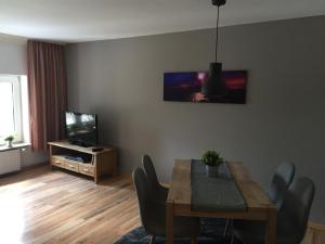 滕宁Hafenperle的客厅配有餐桌和电视