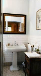 阿尔巴卡萨德拉托雷酒店的一间带水槽和镜子的浴室