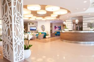 阳光海滩Hotel Wela - Premium All Inclusive的医院的大厅,设有接待处