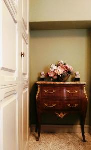 阿尔巴卡萨德拉托雷酒店的装有一碗鲜花的木梳妆台