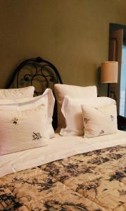 阿尔巴卡萨德拉托雷酒店的一张带白色床单和枕头的床