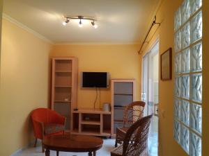格罗韦Apartamento de dos plantas en Rúa Platería的客厅配有桌椅和电视。
