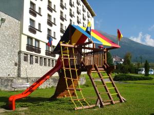 Hotel Granit Tatranske Zruby的儿童游玩区