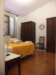 切奇纳Da Fiore的卧室配有1张床、1张桌子和1把椅子