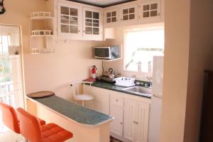 欧丘里欧Country Manor Apartments的小厨房配有白色橱柜和水槽