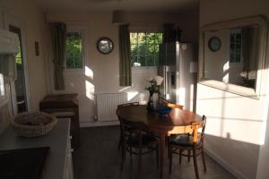 巴斯Spacious home in Bath, nature and city!的一间带桌椅的用餐室和一间厨房