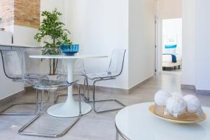 科尔多瓦腾迪拉斯公寓的客厅配有白色的桌子和椅子