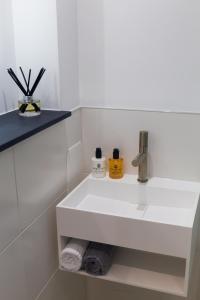 爱丁堡Gillespie House的白色浴室内带白色水槽的浴室