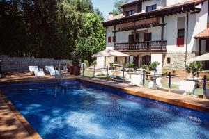 桑提亚纳德玛Hotel Cuevas - Adults Only的房屋前的游泳池