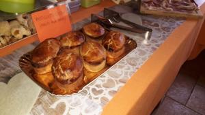 圣伊西多罗B&B Il Casolare的面包店柜台上的糕点盘