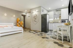 敖德萨VIP apartment Blue Whale的一间带床和厨房的客厅