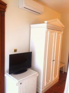 贝拉姆卡尔Tas Otel 17的一间带电视和白色橱柜的客厅