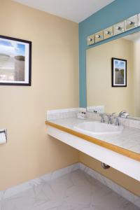 韦斯特利Breezeway Resort的一间带水槽和镜子的浴室