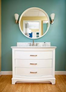 韦斯特利Breezeway Resort的浴室设有白色水槽和镜子
