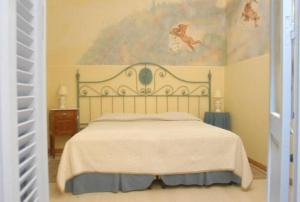 科洛尼亚-德尔萨克拉门托博萨达德尔安琪儿酒店 的卧室配有一张床,墙上挂有绘画作品