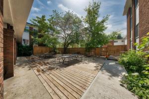 埃德蒙顿HI Edmonton - Hostel的庭院设有野餐桌和围栏
