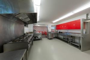 HI Edmonton - Hostel的厨房或小厨房
