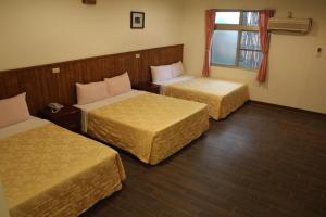 白河清秀旅社的酒店客房设有两张床和窗户。