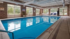 BentleyvilleBest Western Garden Inn的蓝色海水大型室内游泳池