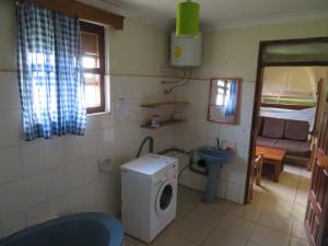 金贾Bikeventures House Uganda的一间带洗衣机的小浴室