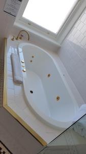阿德莱德拉格斯码头酒店的带浴缸的浴室和窗户