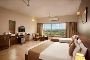 帕纳吉Athome Comforts的酒店客房设有两张床和大窗户。