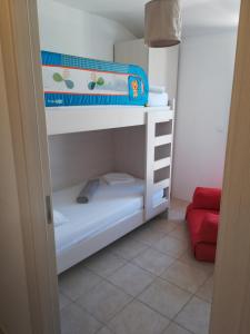 洛帕Apartments Mestrovic的配有红色沙发的客房内的双层床