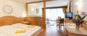 瓦尔道拉戴里维特酒店的酒店客房设有两张床和电视。