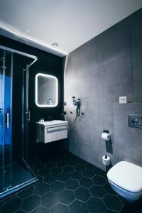 雷达Green Village w Aquapark Reda的浴室配有卫生间、盥洗盆和淋浴。