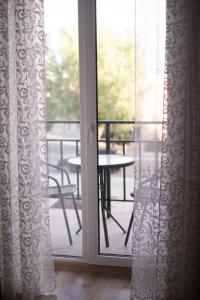 丰坦卡Rivera Apartment的一间设有滑动玻璃门的房间,外面设有桌子