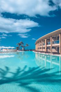 莫罗德哈布雷Iberostar Selection Fuerteventura Palace的一座大型游泳池,其建筑背景为: