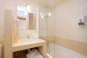 莱德萨阿尔卑斯夏尔巴酒店的白色的浴室设有水槽和淋浴。