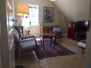 哥本哈根Villa Valby的客厅配有椅子和桌子