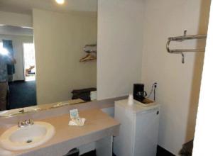 南太浩湖蓝湖@天堂村旅馆的浴室设有水槽和带镜子的台面