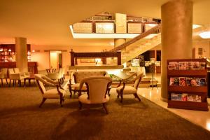 安卡拉古客特酒店的大堂设有桌椅和楼梯