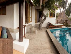 涛岛阿南凯拉别墅度假村的别墅毗邻一座房子,设有游泳池