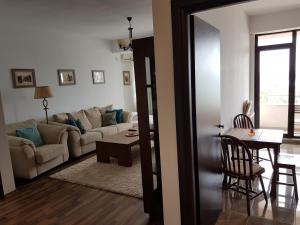 康斯坦察Lake View Apartment Constanta的客厅配有沙发和桌子