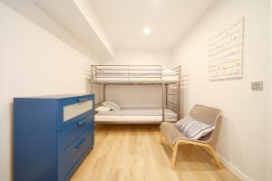 希洪Apartamento Centro-Playa II的一间卧室配有双层床、蓝色梳妆台和椅子